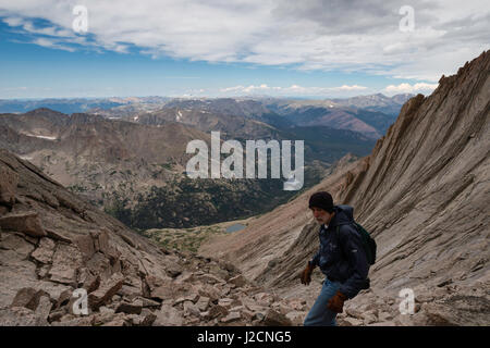 David vicolo, di st. Paul, MN, escursioni verso il basso il trogolo, dopo il successo del vertice di brama di picco, Rocky Mountain National Park, COLORADO. Foto Stock