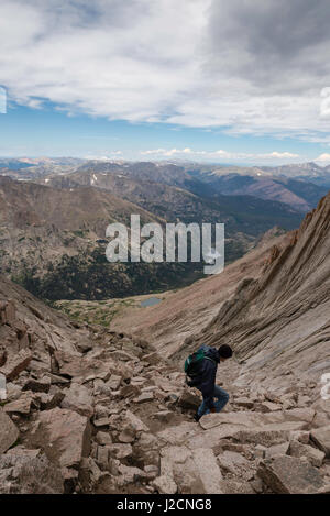 David vicolo, di st. Paul, MN, escursioni verso il basso il trogolo, dopo il successo del vertice di brama di picco, Rocky Mountain National Park, COLORADO. Foto Stock