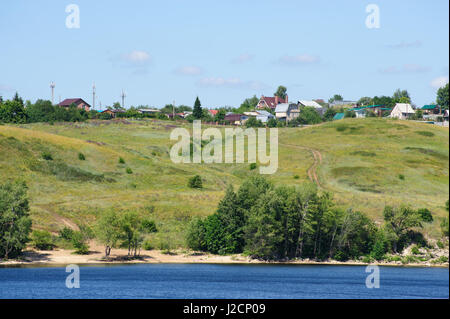 Bellissima vista sul villaggio di Ermakovo dal fiume Volga nella regione di Samara su un bel giorno di estate Foto Stock