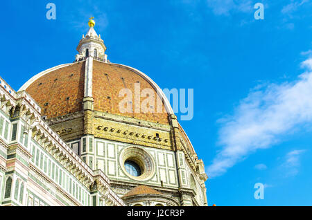 La cupola del Duomo di Firenze. Guarda da vicino e potrai vedere i turisti in cima approfittando delle magnifiche viste della città Foto Stock