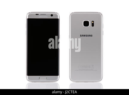 Belgrado, Serbia - 19 dicembre 2016: argento nuovo Samsung Galaxy S7 dello smartphone di bordo, lati anteriore e posteriore isolato su sfondo bianco. Foto Stock