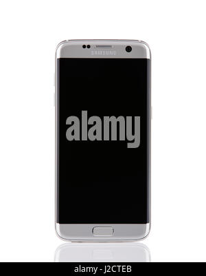 Belgrado, Serbia - 19 dicembre 2016: argento nuovo Samsung Galaxy S7 dello smartphone di bordo, isolato su sfondo bianco. Foto Stock