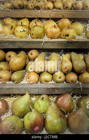 Pere biologiche in vendita Foto Stock