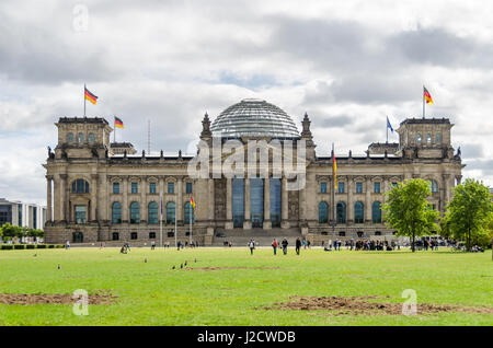 Berlino, Germania - Agosto 14, 2016: Edificio del Reichstag Parlamento tedesco, e coloro che godono di una vacanza estiva sul prato. La dedizione Dem deutsch Foto Stock