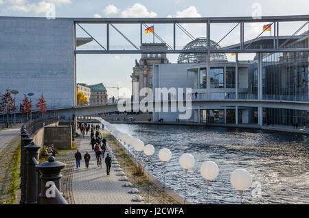 Berlino, Germania - 8 Novembre 2014: persone celebrando il venticinquesimo anniversario della caduta del muro.Migliaia di palloncini illuminati lungo 15 km dal 7 novembre al 9th. Foto Stock