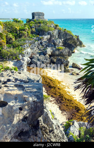 Piccola spiaggia e le rovine maya di Tulum, Messico nella Riviera Maya Foto Stock