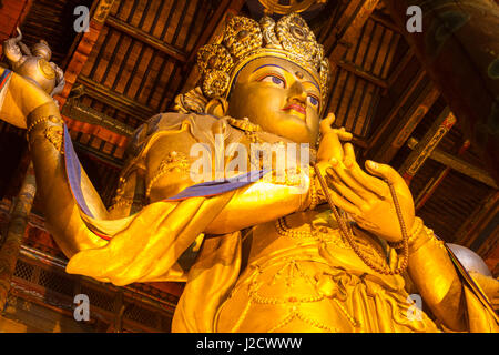 26.5 m alta statua dorata di Migjid Janraiseg. Buddha gigante al monastero Gandan, Mongolia la più grande monastero di funzionamento, Mongolia, d Ulaanbaatar Foto Stock