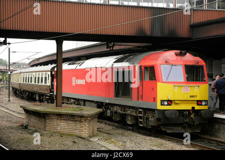 DB Schenker Classe 60 locomotiva diesel 60017 presso la stazione di York con un northbound railtour Foto Stock