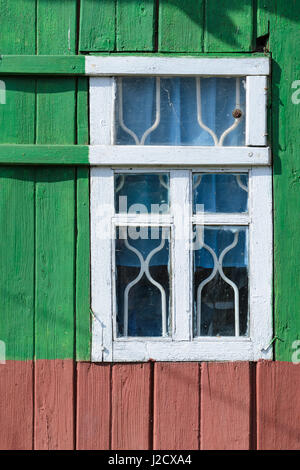 Verde parete in legno con finestra in cornice bianca. Casa vivente architettura dettaglio Foto Stock