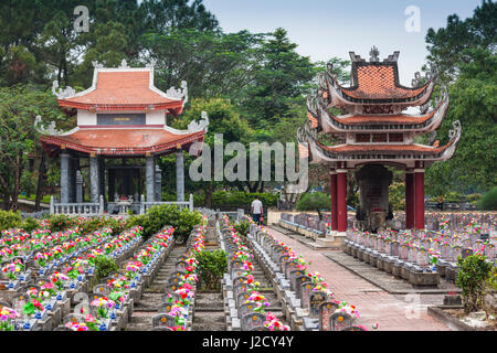 Il Vietnam, Area DMZ. La provincia di Quang Tri, Truong Son nazionale Cimitero Militare, lapidi Foto Stock