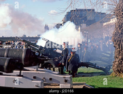 Torre di Londra Inghilterra UK Honourable Artillery Company Soldier in uniforme annuale fuoco invernale di pistola militare cerimoniale salutano il fumo di artiglieria Foto Stock