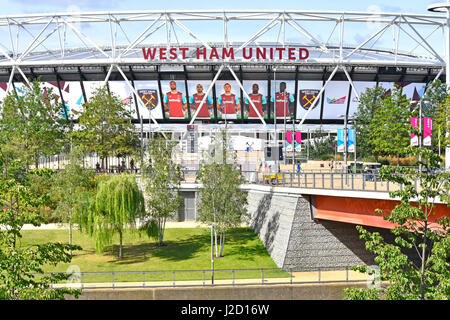 Queen Elizabeth Olympic Park Stratford Newham Londra Inghilterra REGNO UNITO prato & tree riverside paesaggistica di fronte convertito 2012 Olympic West Ham stadium Foto Stock