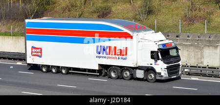 Aerodinamica ottimizzata hgv UKMail express pacchi & mail delivery rimorchio e grande distribuzione logistica di trasporto camion mail Inglese Regno Unito autostrada Foto Stock