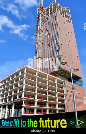 Pubblicità accaparramento a Manhattan Loft Gardens costruzione cantiere urbano appartamento blocco grattacielo appartamenti Stratford City Newham East London UK Foto Stock