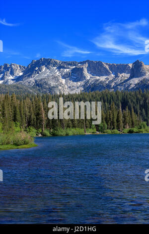 Una vista di Mammoth Lakes, in California, con il lago, foreste e montagne lungo il cielo blu. Foto Stock