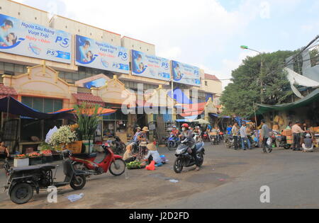 La gente visita Dong Xuan mercato nel quartiere vecchio di Hanoi, Vietnam. Foto Stock