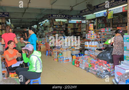 La gente visita Dong Xuan mercato nel quartiere vecchio di Hanoi, Vietnam. Foto Stock