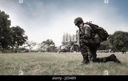 Esercito thailandese rangers con un fucile pistola in piena preparazione uniforme per saltare oltre l'elicottero a campo aperto sito di funzionamento Foto Stock