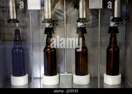 Canada, Nova Scotia, Guysborough. Microbirreria imbottigliamento (su piccola scala). Foto Stock