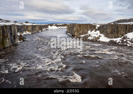 Selfoss cascata sul fiume Jökulsá á Fjöllum nel Jökulsárgljúfur canyon in inverno, Regione settentrionale in Islanda Foto Stock