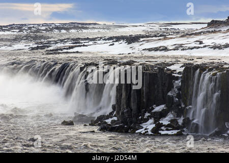 Selfoss cascata sul fiume Jökulsá á Fjöllum nel Jökulsárgljúfur canyon in inverno, Regione settentrionale in Islanda Foto Stock