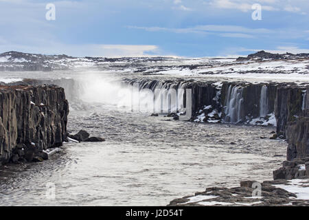 Selfoss cascata sul fiume Jökulsá á Fjöllum nel Jökulsárgljúfur canyon in inverno, Regione settentrionale in Islanda Foto Stock