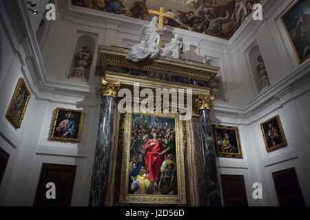 Pittura 'Disrobing di Cristo" ("El Expolio de Cristo') da spagnolo pittore manierista El Greco (1577-1579) sul display nell'Altare Maggiore della sacrestia della Cattedrale di Toledo a Toledo, Spagna. Dipinti " Gesù Cristo " (L) e 'lacrime di San Pietro" (R) anche da El Greco (1605-1610) sono visualizzate a destra e a sinistra. Altri dipinti di El Greco dall'Apostolados serie sono visualizzate sulle pareti laterali. Foto Stock