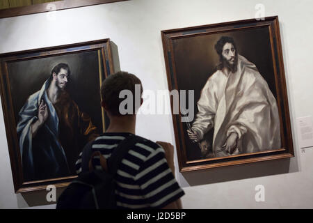 Il visitatore di fronte i dipinti di San Tommaso Apostolo (L) e San Bartolomeo Apostolo (R) dall'Apostolados (1610-1614) da spagnolo pittore manierista El Greco visualizzati nell'El Greco Museum di Toledo, Spagna. Foto Stock