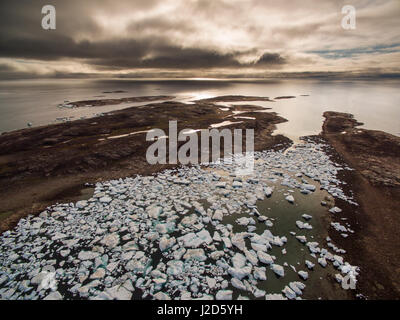 Canada, Nunavut Territorio, Repulse Bay, vista aerea di iceberg a massa su Harbor Islands su mattinata estiva Foto Stock