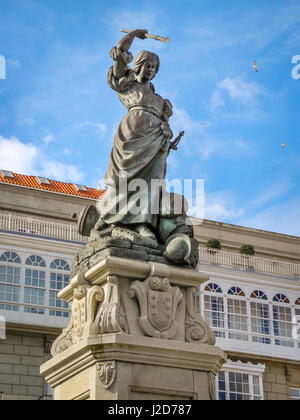 LA CORUNA, Spagna - Marzo 2017: Monumento di Maria Mayor Fernandez de camara y Pita, noto come Maria Pita, galiziano eroina della difesa di A Coruna Foto Stock