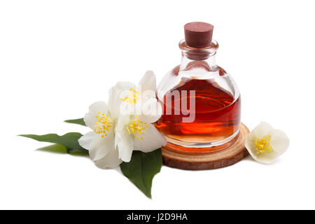 Olio essenziale di fiori di gelsomino isolato su bianco Foto Stock