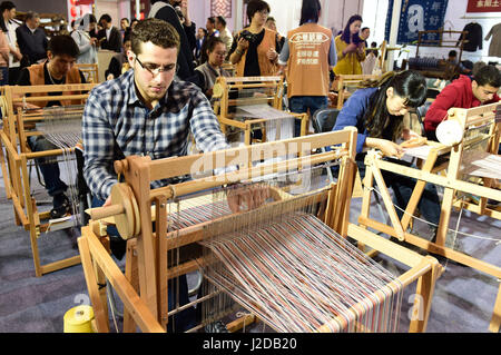 Jinhua cinese della provincia dello Zhejiang. 27 apr, 2017. Un acquirente straniero esperienze cinese tradizionale tessitura stoffa alla XII Cina Yiwu prodotti culturali Fiera in Yiwu, est della Cina di Provincia dello Zhejiang, 27 aprile 2017. Quattro giorni di fiera commerciale aperto giovedì, attraendo le imprese da più di sessanta paesi e regioni. Credito: Lu Bin/Xinhua/Alamy Live News Foto Stock