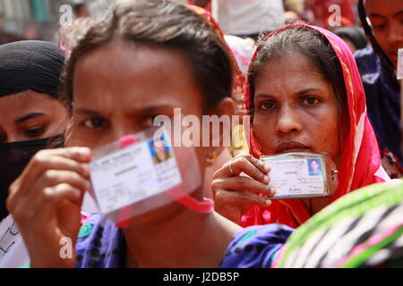 Dacca in Bangladesh. 27 apr, 2017. Due lavoratori visualizza le schede ID durante le dimostrazioni di Dacca, capitale del Bangladesh, il 27 aprile 2017. Centinaia di lavoratori di indumento in Bangladesh capitale Dhaka giovedì in scena dimostrazioni arretrati esigente, bonus e fermare la delocalizzazione dei loro fabbrica dalla capitale. Credito: Salim Reza/Xinhua/Alamy Live News Foto Stock