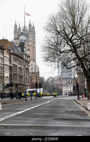 Londra, Regno Unito. 23 Mar, 2017. File foto prese il 23 marzo 2017 mostra che la polizia guardia al di fuori di Whitehall, vicino alla Casa del Parlamento a Londra, Gran Bretagna. La polizia ha detto giovedì che un uomo è stato arrestato dopo un incidente si è verificato nei pressi del parlamento britannico come il pregiudizio non è stato riportato. Credito: Han Yan/Xinhua/Alamy Live News Foto Stock