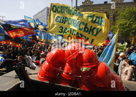 Kiev, Ucraina. 27 apr, 2017. Gli ucraini frequentare un rally organizzato dall'ucraino sindacati insieme con ''libertà'' parte davanti al Ministero della politica sociale dell'Ucraina nel centro di Kiev, Ucraina, il 27 aprile 2017. Partecipanti della manifestazione chiamata per la tutela dei diritti dei lavoratori, la protesta contro l'adozione del Codice del lavoro. Credito: Serg Glovny/ZUMA filo/Alamy Live News Foto Stock