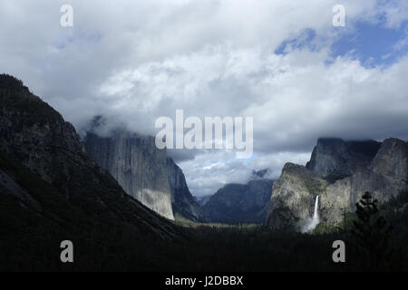 Parco Nazionale di Yosemite, CA, Stati Uniti d'America. 26 apr, 2017. Molto più grande del normale nevicata oltre l'inverno del 2016-2017 sinistra Yosemite National Park con una sovrabbondanza di acqua e diverse chiusure della strada nella valle l'ingresso meridionale e la strada che conduce alla valle di Yosemite riapriranno lunedì 1 maggio 2017. Rovere Biig strada piana era stato impraticabile per due mesi a causa di una frana, costringendo i viaggiatori a prendere un 22-Mile deviazione. Bridal Veil Falls cascate su roccia in questa foto dalla vista di tunnel parcheggio all'entrata di Yosemite Valley. Credito: Giovanni Gastaldo/ZUMA filo/Alamy Live News Foto Stock