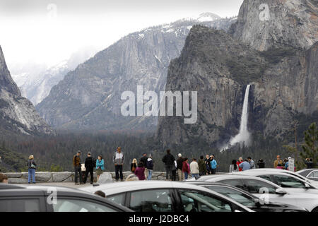 Parco Nazionale di Yosemite, CA, Stati Uniti d'America. 26 apr, 2017. Molto più grande del normale nevicata oltre l'inverno del 2016-2017 sinistra Yosemite National Park con una sovrabbondanza di acqua e diverse chiusure della strada nella valle l'ingresso meridionale e la strada che conduce alla valle di Yosemite riapriranno lunedì 1 maggio 2017. Rovere Biig strada piana era stato impraticabile per due mesi a causa di una frana, costringendo i viaggiatori a prendere un 22-Mile deviazione. Questa è la vista di tunnel di Bridal Veil Falls, sulla destra. Credito: Giovanni Gastaldo/ZUMA filo/Alamy Live News Foto Stock