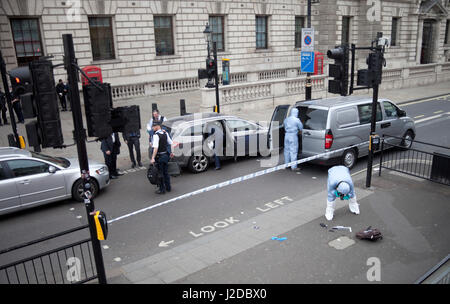 Londra, Regno Unito. 27 apr, 2017. Polizia armata incidente di arresto e di arresto di 27 anno vecchio maschio con sacchetto contenente i coltelli, team forensic sulla scena. Immagini prese dal piano superiore del numero 3 di autobus di Londra. Foto Stock