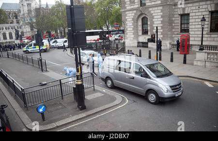 Londra, Regno Unito. 27 apr, 2017. Polizia armata incidente di arresto e di arresto di 27 anno vecchio con il sacchetto contenente i coltelli, team forensic sulla scena. Immagini prese dal piano superiore del numero 3 di autobus di Londra. Foto Stock