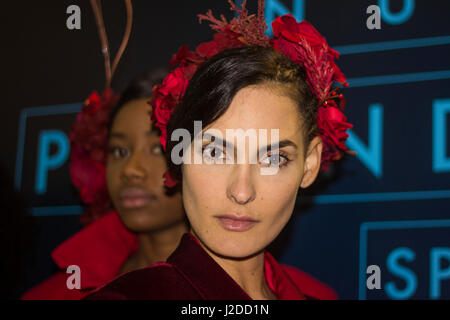 Un modello prima di pista durante la Lina Cantillo mostrano come parte di Bogotà Fashion Week 2017 Expo a Bogotà il 25 aprile 2017 a Bogotà, in Colombia. Foto Stock