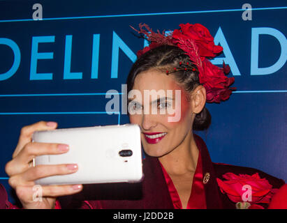 Un modello prima di pista durante la Lina Cantillo mostrano come parte di Bogotà Fashion Week 2017 Expo a Bogotà il 25 aprile 2017 a Bogotà, in Colombia. Foto Stock