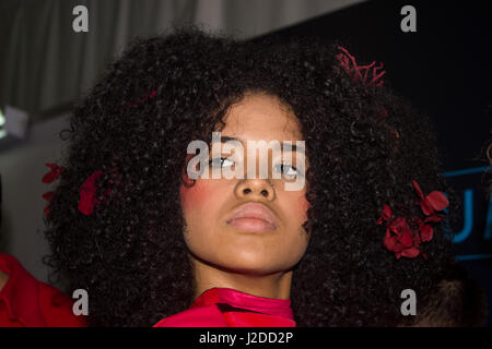 Un modello prima di pista durante la Lina Cantillo mostrano come parte di Bogotà Fashion Week 2017 Expo a Bogotà il 25 aprile 2017 a Bogotà, in Colombia. Foto Stock