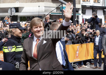 Aprile 27, 2017 - Tilburg, Noord-Brabant, Paesi Bassi - Tilburg, Paesi Bassi. Kingsday 2017 in Olanda . La famiglia reale celebra il cinquantesimo anniversario del Re Willem-Alexander oggi a Tilburg. Presenti sono: Re Willem-Alexander, regina MÃ¡xima e le loro tre figlie Amalia, Ariane e Alexia. Ci sono anche il principe Constantijn, Principe Laurentien, Principe Maurits, Principessa Marilene, Principe Bernard, Princess Annette, Principe Pieter-Kristiaan, Principessa Anita, Principe Floris e la principessa Aimée. Credito: Paulien Van de Loo/ZUMA filo/Alamy Live News Foto Stock