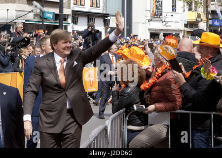 Aprile 27, 2017 - Tilburg, Noord-Brabant, Paesi Bassi - Tilburg, Paesi Bassi. Kingsday 2017 in Olanda . La famiglia reale celebra il cinquantesimo anniversario del Re Willem-Alexander oggi a Tilburg. Presenti sono: Re Willem-Alexander, regina MÃ¡xima e le loro tre figlie Amalia, Ariane e Alexia. Ci sono anche il principe Constantijn, Principe Laurentien, Principe Maurits, Principessa Marilene, Principe Bernard, Princess Annette, Principe Pieter-Kristiaan, Principessa Anita, Principe Floris e la principessa Aimée. Credito: Paulien Van de Loo/ZUMA filo/Alamy Live News Foto Stock