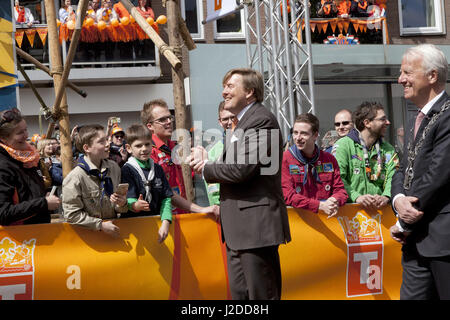 Aprile 27, 2017 - Tilburg, Noord-Brabant, Paesi Bassi - Tilburg, Paesi Bassi. Kingsday 2017 in Olanda . La famiglia reale celebra il cinquantesimo anniversario del Re Willem-Alexander oggi a Tilburg. Presenti sono: Re Willem-Alexander, regina MÃ¡xima e le loro tre figlie Amalia, Ariane e Alexia. Ci sono anche il principe Constantijn, Principe Laurentien, Principe Maurits, Principessa Marilene, Principe Bernard, Princess Annette, Principe Pieter-Kristiaan, Principessa Anita, Principe Floris e la principessa Aimée. Credito: Paulien Van de Loo/ZUMA filo/Alamy Live News Foto Stock