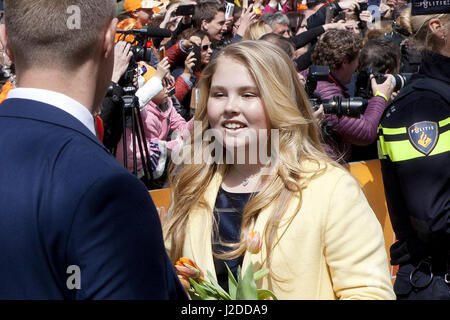 Aprile 27, 2017 - Tilburg, Noord-Brabant, Paesi Bassi - Tilburg, Paesi Bassi. Kingsday 2017 in Olanda . La famiglia reale celebra il cinquantesimo anniversario del Re Willem-Alexander oggi a Tilburg. Ritratto di erede al trono la principessa Amalia (Catharina-Amalia Beatrix Carmen Victoria, Prinsess di Orange, principessa dei Paesi Bassi, Principessa di Orange-Nassau) Lei è il più vecchio figlio di Re Willem-Alexander dei Paesi Bassi e della regina MÃ¡xima.presenti sono: Re Willem-Alexander, regina MÃ¡xima e le loro tre figlie Amalia, Ariane e Alexia. Ci sono anche il principe Constantijn, Il principe La Foto Stock