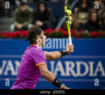 Barcellona, in Catalogna, Spagna. 27 apr, 2017. RAFAEL NADAL (ESP) restituisce la palla a Kevin Anderson (RSA) durante il loro match al giorno 4 di "Barcellona Open Banc Sabadell' 2017. Nadal ha vinto 6:3, 6:4 Credito: Matthias Oesterle/ZUMA filo/Alamy Live News Foto Stock