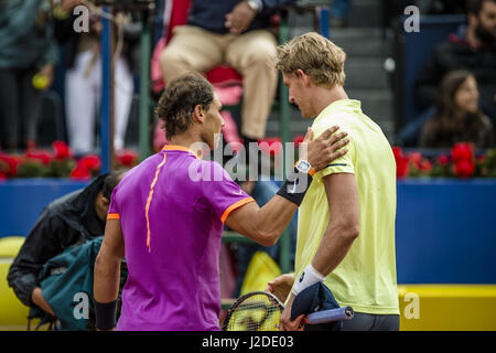 Barcellona, in Catalogna, Spagna. 27 apr, 2017. RAFAEL NADAL (ESP) e Kevin Anderson (RSA) dopo la loro partita al giorno 4 di "Barcellona Open Banc Sabadell' 2017 Credit: Matthias Oesterle/ZUMA filo/Alamy Live News Foto Stock