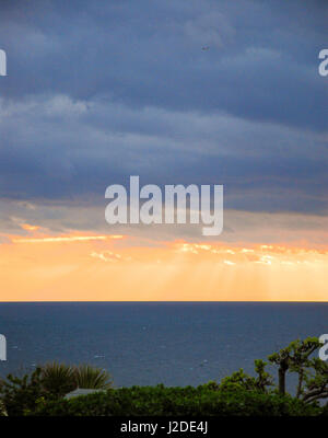 Lyme Bay, Dorset, Regno Unito. 27 apr, 2017. Regno Unito Meteo. Raggi di sole pierce le dense nubi come il sole tramonta sulla Baia di Lyme Credito: stuart fretwell/Alamy Live News Foto Stock