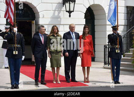 Washington, Stati Uniti d'America. 27 apr, 2017. Stati Uniti Presidente Donald Trump (terza R) e First Lady Melania Trump (3 L) Benvenuti Presidente Mauricio Macri di Argentina (2 L) e la First Lady della Argentina Juliana Awada (2R) alla Casa Bianca di Washington, DC, Stati Uniti, 27 aprile 2017. Credito: Yin Bogu/Xinhua/Alamy Live News Foto Stock